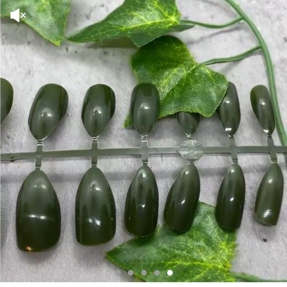 Hunter Green Press On Nails - Picture 1 of 6